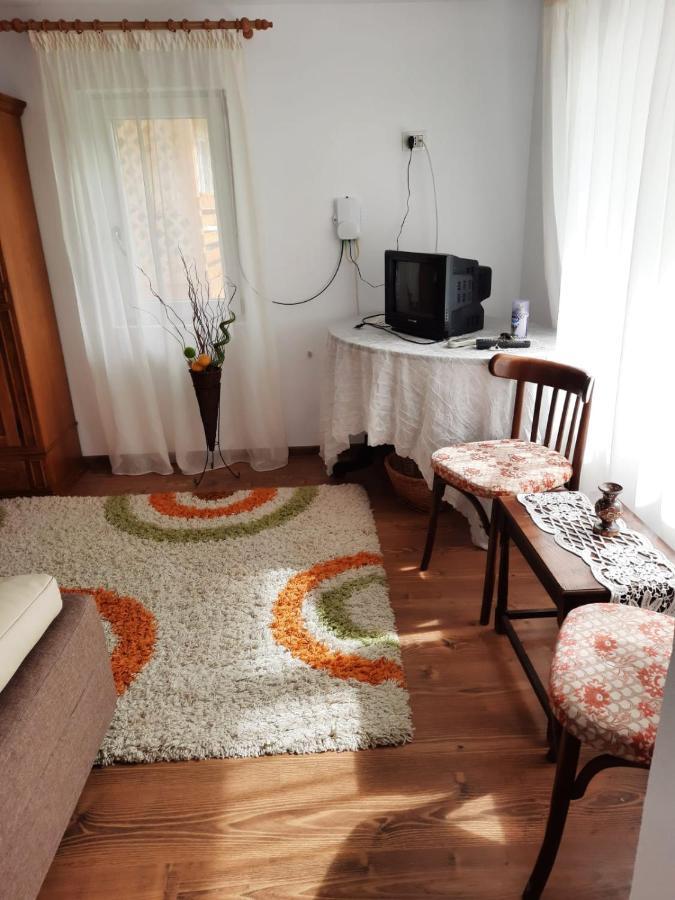 Cabanute Pitoresti Poiana Largului * Poiana Teiului