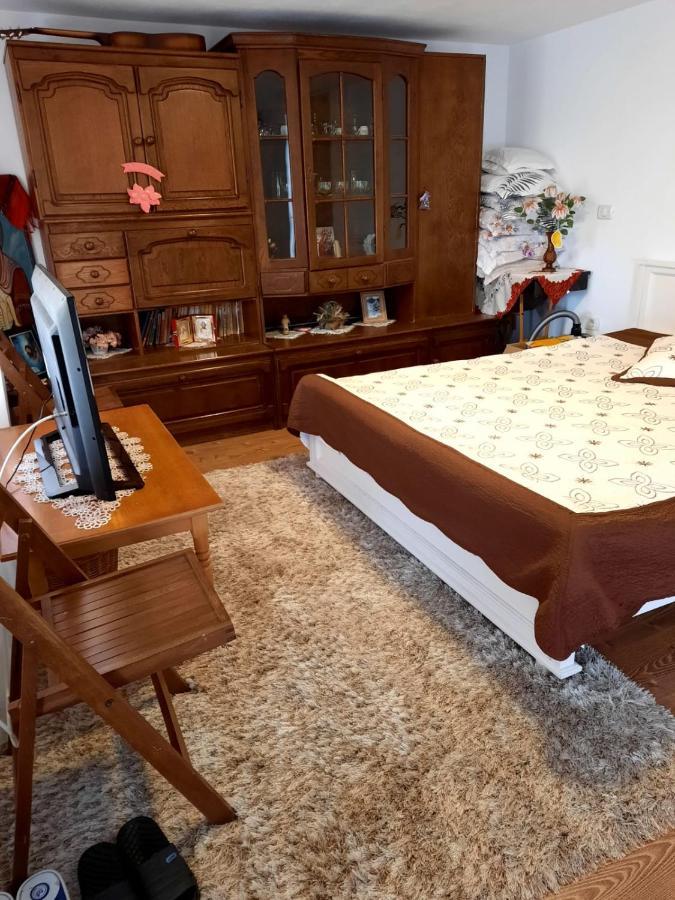 Cabanute Pitoresti Poiana Largului * Poiana Teiului