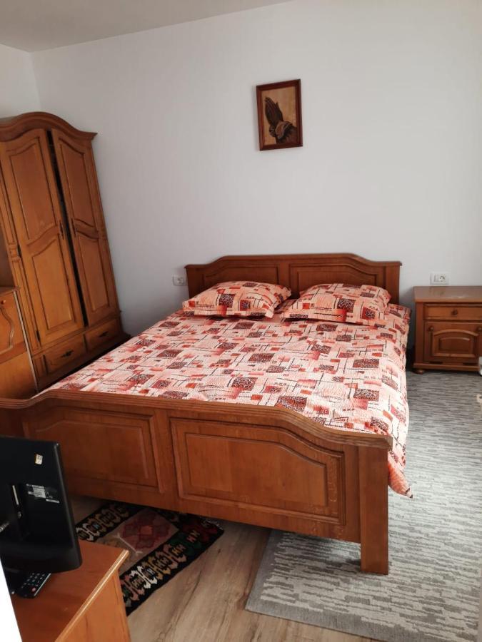 Cabanute Pitoresti Poiana Largului * Poiana Teiului