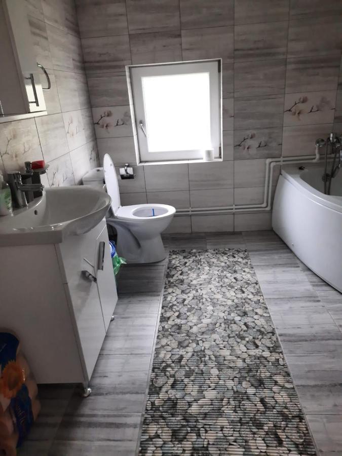 Cabanute Pitoresti Poiana Largului * Poiana Teiului