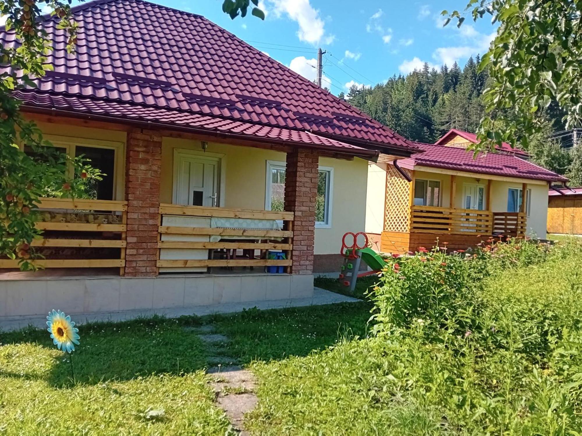 Cabanute Pitoresti Poiana Largului * Poiana Teiului